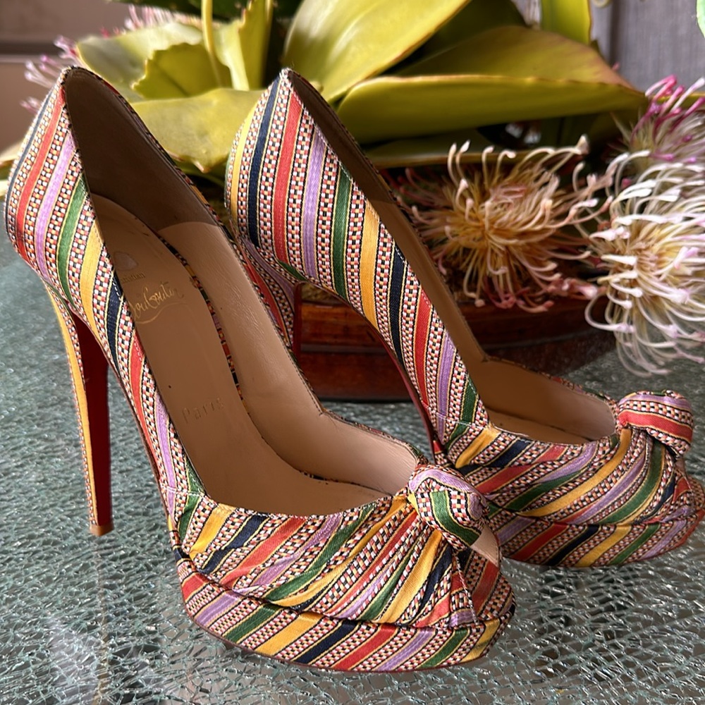 BEAUTIFUL CHRISTIAN LOUBOUTIN SILK FABRIC STILETTOS, 39. GUC - Picture 7 of 11